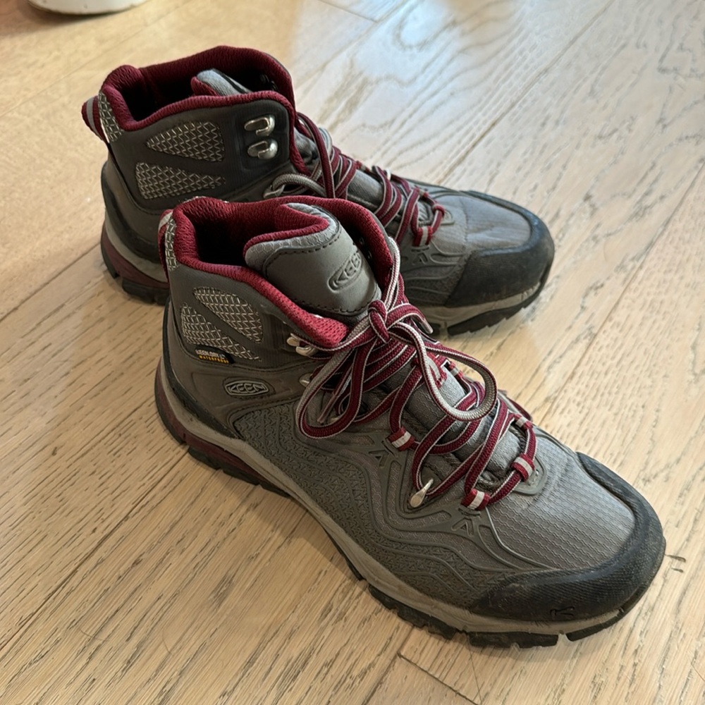 Women’s Keen gray maroon hiking boots 5.5 6